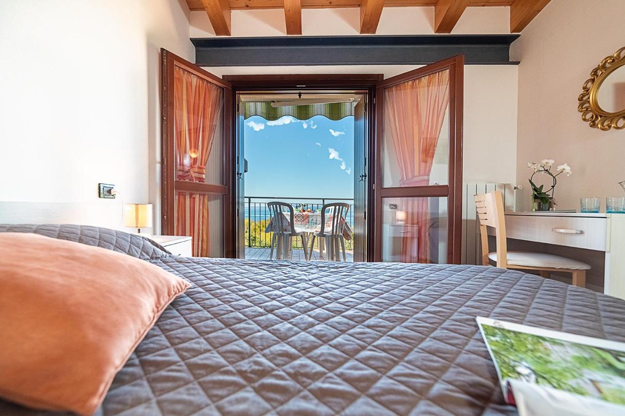 Apartments Eden - Regarda Travel Lazise Bagian luar foto